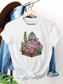 Caja de madera con cactus y suculentas floreciendo en tonos rosados que evocan naturaleza calma elegancia y energía positiva camiseta de mujer casual cómoda y moderna para uso diario - Blanco - Ver 1