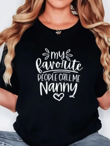 Frase amorosa que celebra el cariño familiar mostrando orgullo por ser llamada Nanny con letras alegres y corazón simbólico que transmite ternura y afecto camiseta de mujer casual cómoda para uso diario - Negro - Ver 1