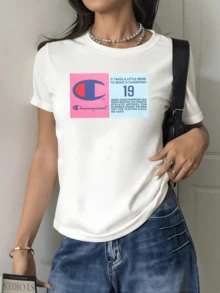 A Symbol Representing Effort And Confidence, With Lettering That Evokes Strength And Sporting Energy, Creating An Inspiring Message For Confident Women. Women's T-Shirt, Round Neck, Casual And Elegant. - 白色 - 查看 6