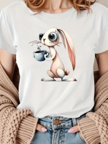 Conejo con grandes ojos sosteniendo una taza de café transmite ternura energía y calma al mismo tiempo ideal para mostrar personalidad alegre y espontánea camiseta de mujer casual moderna cómoda - Blanco - Ver 1