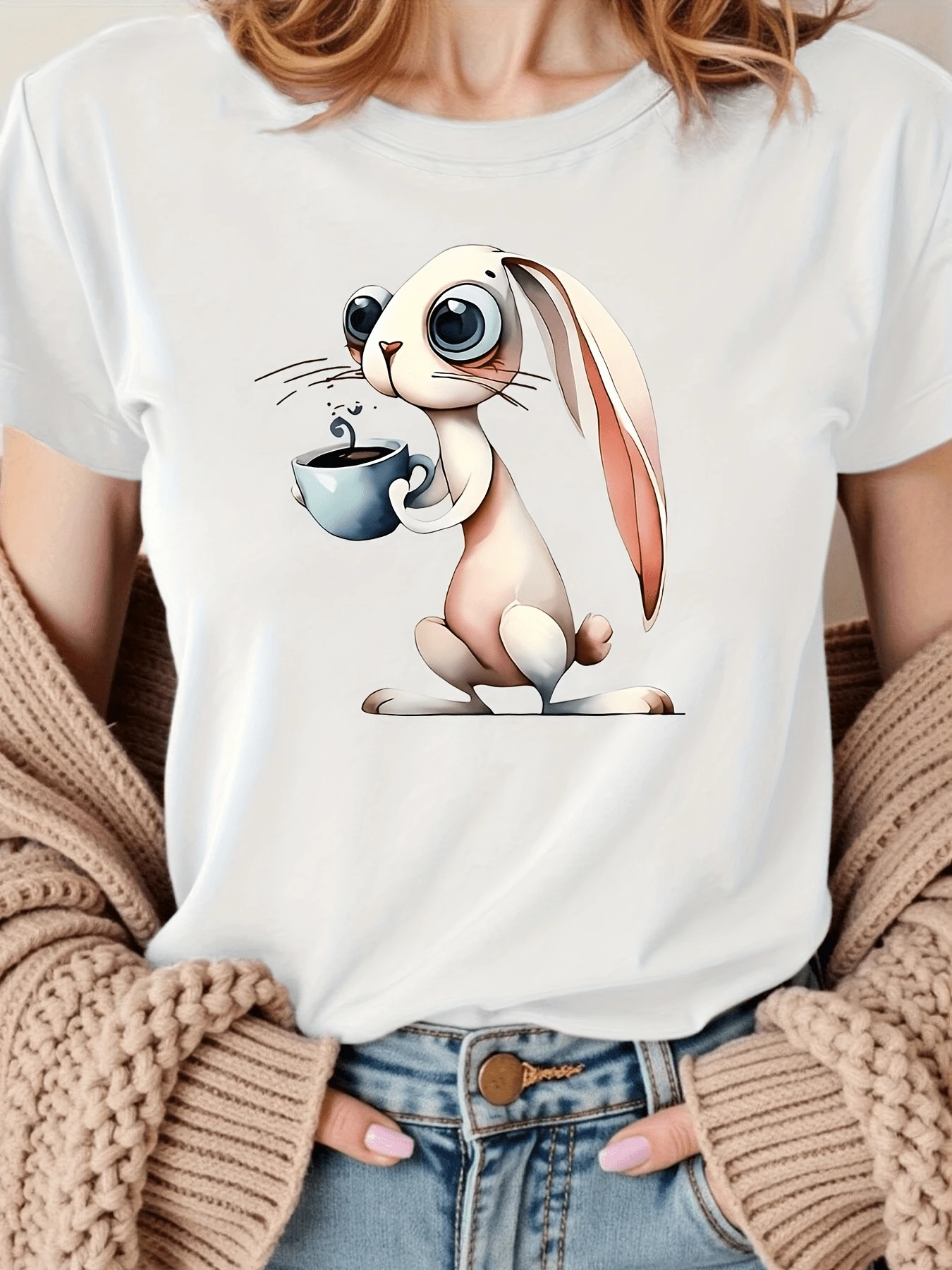 Conejo con grandes ojos sosteniendo una taza de café transmite ternura energía y calma al mismo tiempo ideal para mostrar personalidad alegre y espontánea camiseta de mujer casual moderna cómoda - Blanco - Ver 1