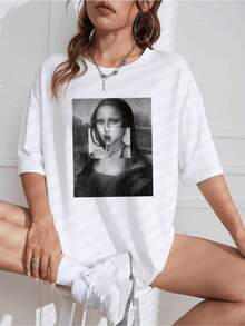 Artistic Portrait Of A Woman Holding A Finger To Her Lips, A Symbol Of Silence And Mystery, Set Against A Classic Background Evoking Reflection And Modern Elegance. Comfortable Casual Women's T-Shirt For Everyday Wear. - 白色 - 查看 1