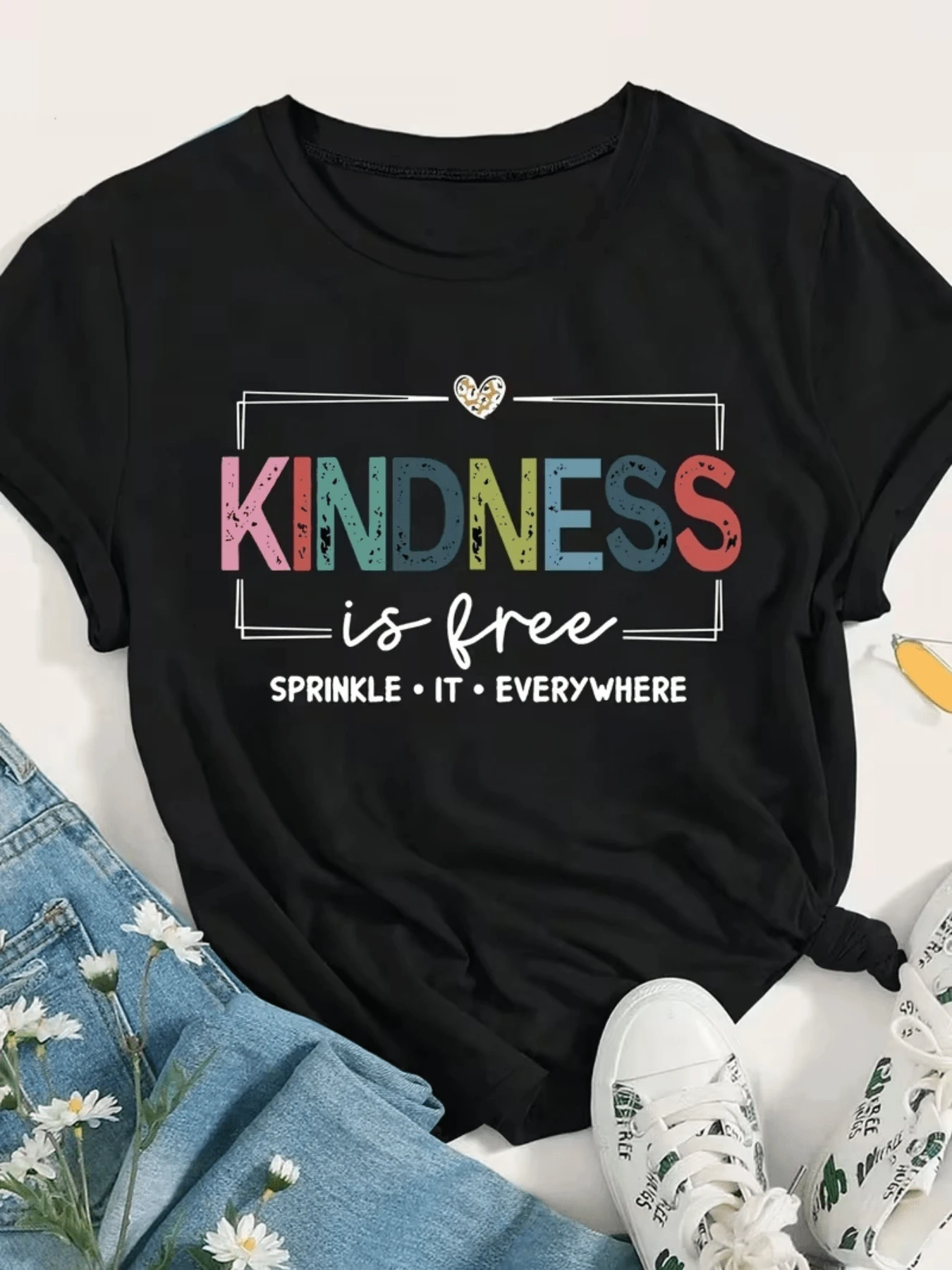 Palabras coloridas que inspiran a compartir bondad y libertad con un corazón alegre y energía positiva camiseta de mujer casual cómoda para uso diario - Negro - Ver 1