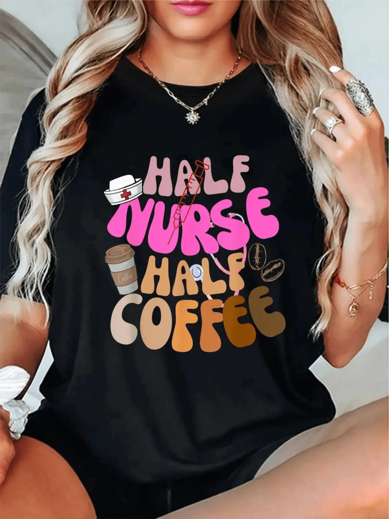 Half Nurse, Half Coffee Symbolizes Energy, Compassion, And Feminine Strength, Uniting A Passion For Helping And Everyday Vitality. A Comfortable, Casual, Modern Women's T-Shirt For Daily Wear. - 黑色 - 查看 1