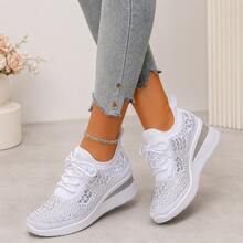 Spring/Summer 2026 New Women's Rhinestone Mesh Cutout Knit Lace-Up Sneakers, White And Black Low-Top Slip-On Casual Running Shoes, Thick Sole Wedge Heel Heightening Slimming Design, Breathable Mesh Upper, Lightweight Cushioned Soft Sole, Anti-Slip Durable Outsole, Comfortable Walking Shoes Tennis Shoes, Suitable For Daily Commuting, Gym Training, Traveling, Campus Outfits, Strolling, Versatile With Jeans, Sweatpants, And Dresses, US Local Warehouse Shipping Women's Lightweight Casual Sneakers - 白色 - 查看 6