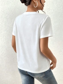 A Loose-Fitting, Crew-Neck, Short-Sleeved T-Shirt Printed With Verses Praising Mothers, Perfect For Everyday Wear And Social Media Fashion. It's A Fun And Modern Garment, Easy To Wash And Suitable For Any Season. - 白色 - 查看 2
