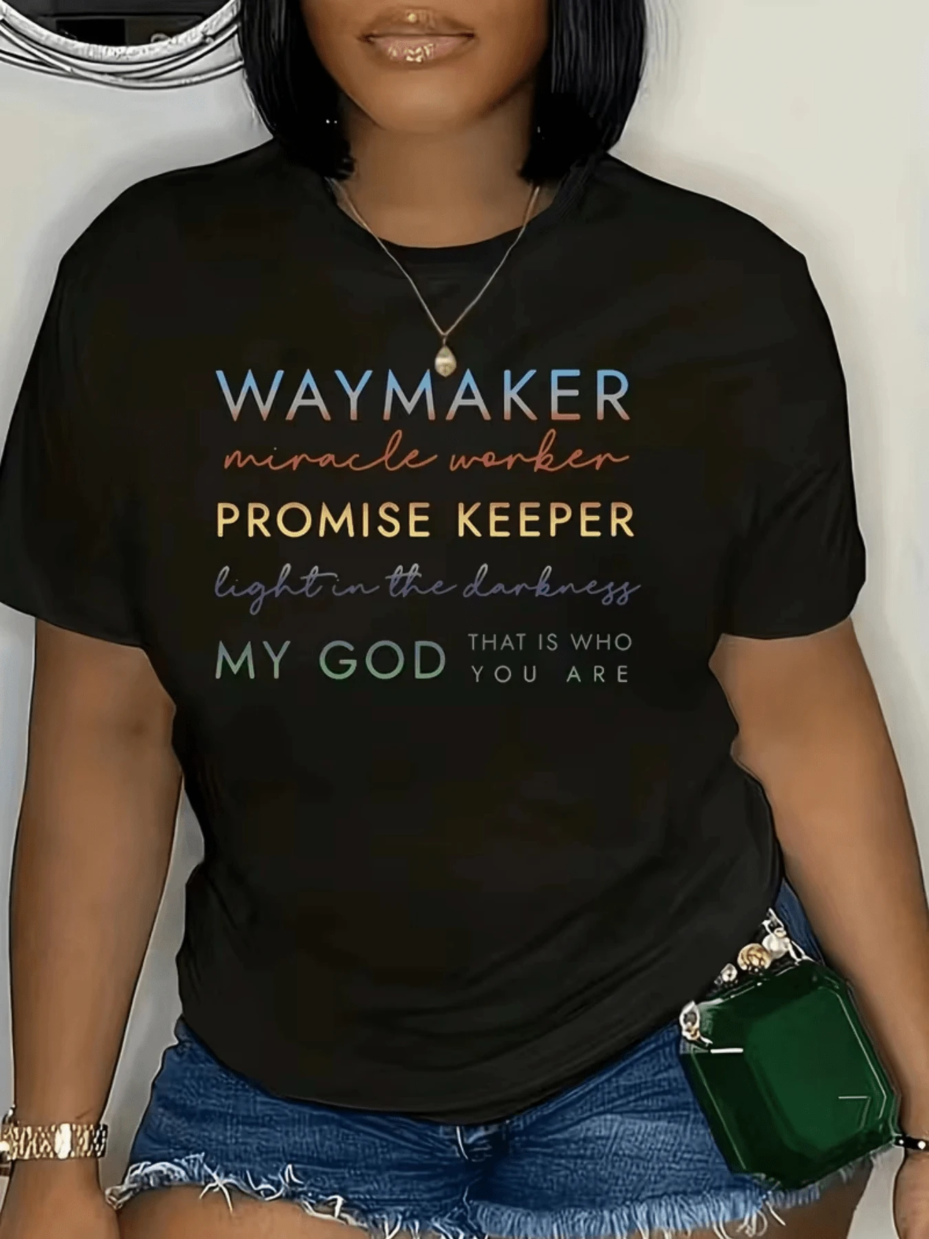 Palabras coloridas que inspiran fe esperanza y energía transmiten fuerza interior y confianza bajo cualquier circunstancia simbolizando luz y propósito en la vida camiseta de mujer moderna cómoda y elegante para uso diario - Negro - Ver 1