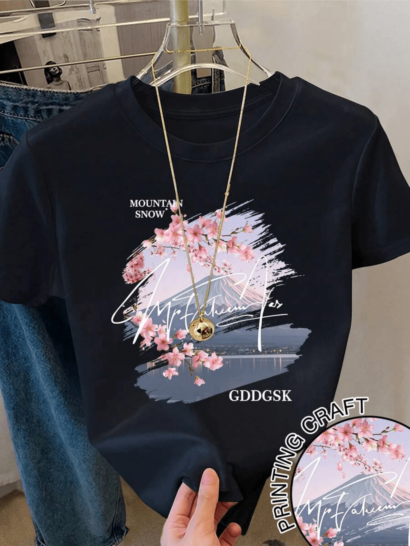 Pink Flowers Surrounding A Snow-Capped Mountain Reflect Serenity And Hope, Showcasing The Beauty Of Nature In Balance With The Blue Sky And Tranquil Lake. A Comfortable And Stylish Casual Women's T-Shirt. - 黑色 - 查看 1
