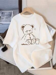 Tierno oso sentado con expresión tranquila junto a un vaso que simboliza un momento de descanso y dulzura reflejando calidez y energía positiva camiseta de mujer casual cómoda para uso diario - Blanco - Ver 1
