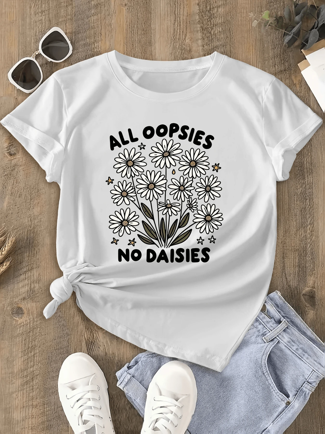 Grupo de margaritas blancas simbolizando la alegría y la espontaneidad con frases divertidas que celebran los errores y la autenticidad camiseta de mujer casual moderna para uso diario - Blanco - Ver 1