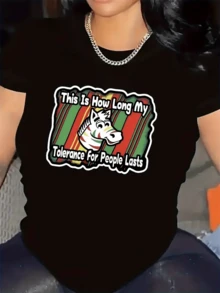 Cebra sonriente sobre fondo de rayas coloridas que simboliza la paciencia y buen humor frente a los demás mostrando un toque divertido y expresivo camiseta de mujer casual moderna cómoda para uso diario - Negro - Ver 1