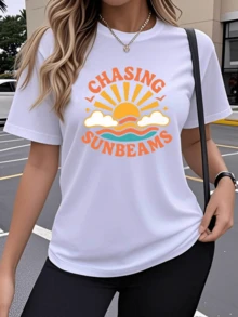 Radiant Sun Rising Over The Horizon With Flashes Of Warm Light Symbolizing Hope, Energy, And Freedom, Accompanied By Soft Clouds And Colorful Waves. Modern Casual Women's T-Shirt For Everyday Wear - 白色 - 查看 1