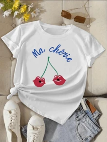 Dos cerezas con forma de labios rojos transmiten un mensaje de dulzura y coquetería invitando a disfrutar de la vida con alegría y encanto camiseta de mujer con frase Ma Chérie casual cómoda para verano - Blanco - Ver 1