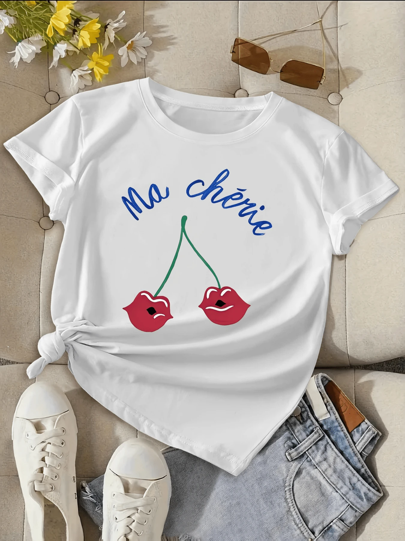 Dos cerezas con forma de labios rojos transmiten un mensaje de dulzura y coquetería invitando a disfrutar de la vida con alegría y encanto camiseta de mujer con frase Ma Chérie casual cómoda para verano - Blanco - Ver 1