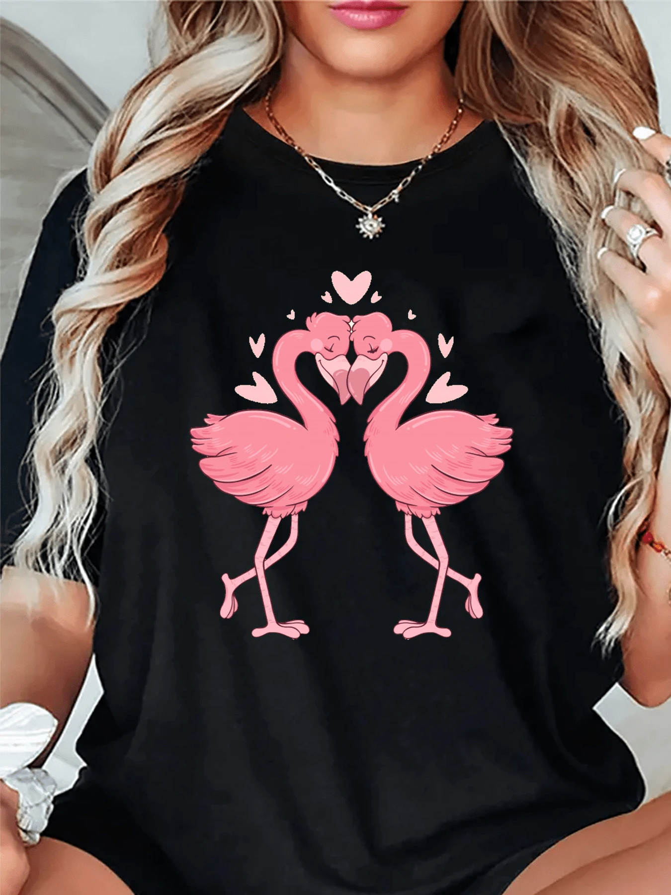 Two Pink Flamingos Gaze Tenderly At Each Other, Forming A Heart With Their Necks Surrounded By Tiny Hearts That Express Love, Unity, And Sweetness. Ideal For Conveying Romance And Joy. A Modern, Comfortable, Casual Women's T-Shirt For Everyday Wear. - 黑色 - 查看 1
