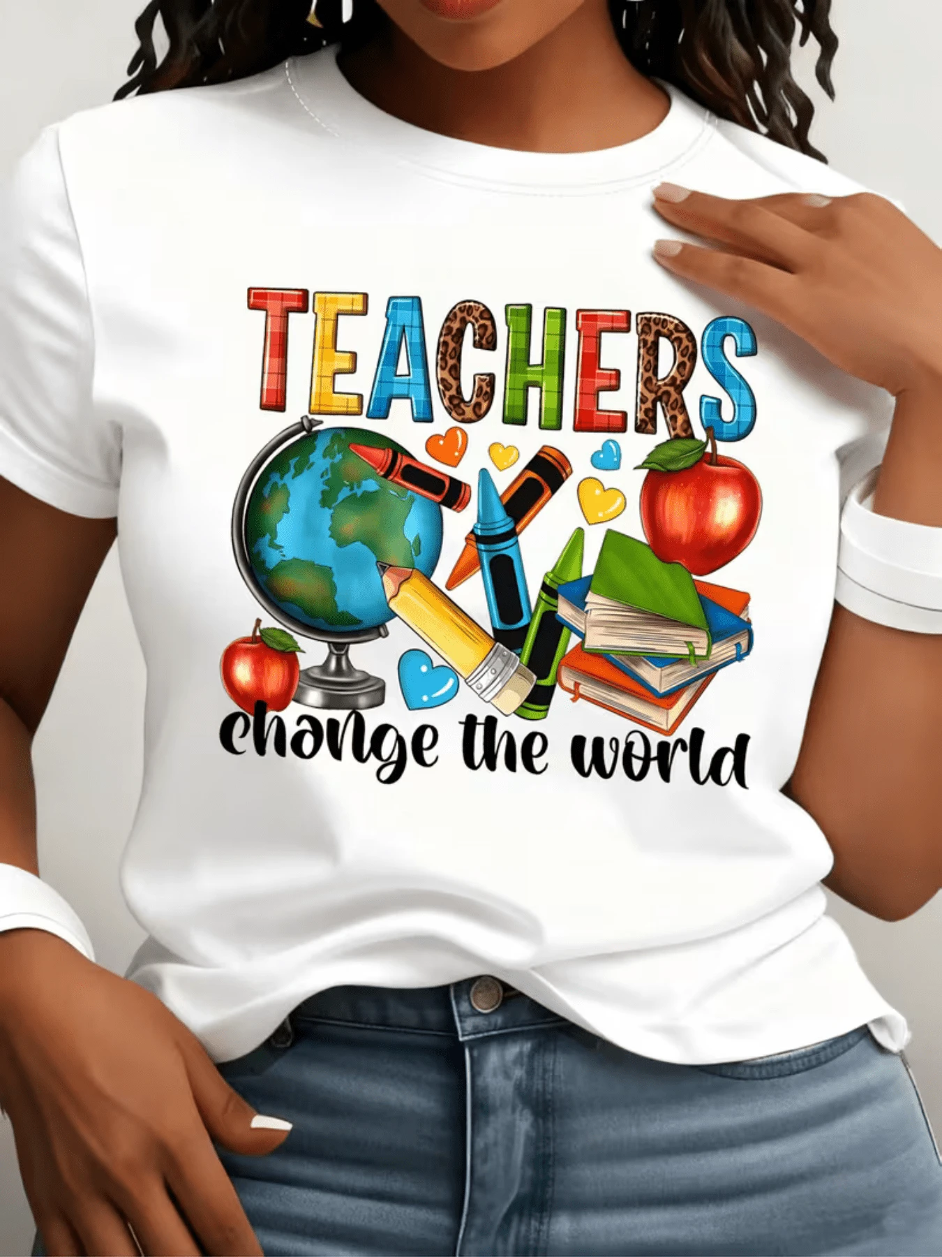 Colorful Balloon Surrounded By Pencils, Books, Apples, And Hearts Symbolizing The Power Of Education To Change The World. Comfortable And Modern Women's T-Shirt, Ideal For Teachers. - 白色 - 查看 1