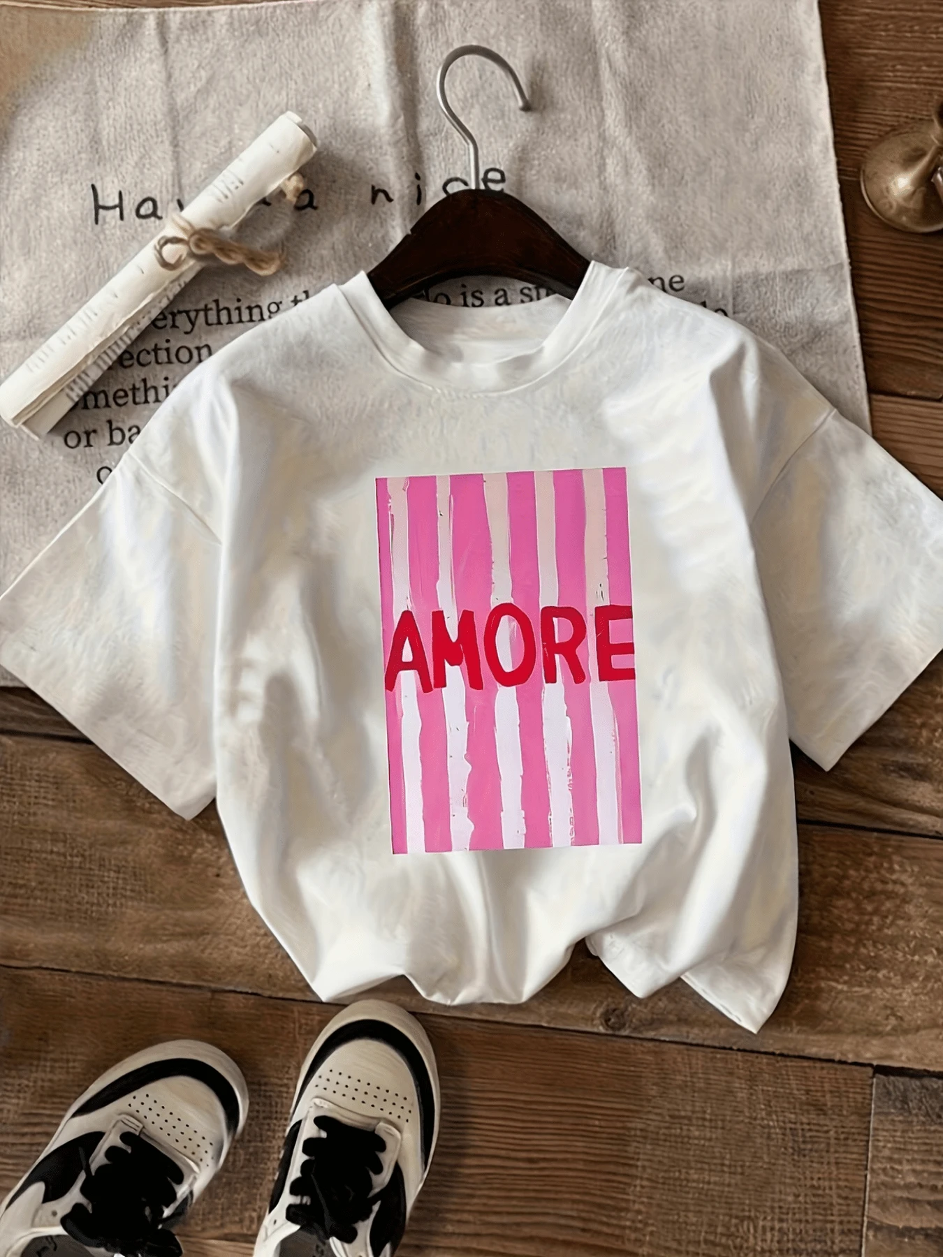 The Word AMORE Surrounded By Pink Vertical Lines Symbolizes The Sweetness And Strength Of Love, Reflecting Positive Energy And Modern Elegance. This Comfortable, Casual Women's T-Shirt Is Perfect For Everyday Wear. - 白色 - 查看 1