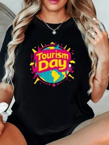A Colorful Globe Surrounded By Vibrant Geometric Shapes And Cheerful Lettering Celebrates Global Connection And The Positive Spirit Of Tourism. A Comfortable, Modern Women's T-Shirt, Perfect For Casual Days And Urban Adventures. - 黑色 - 查看 6