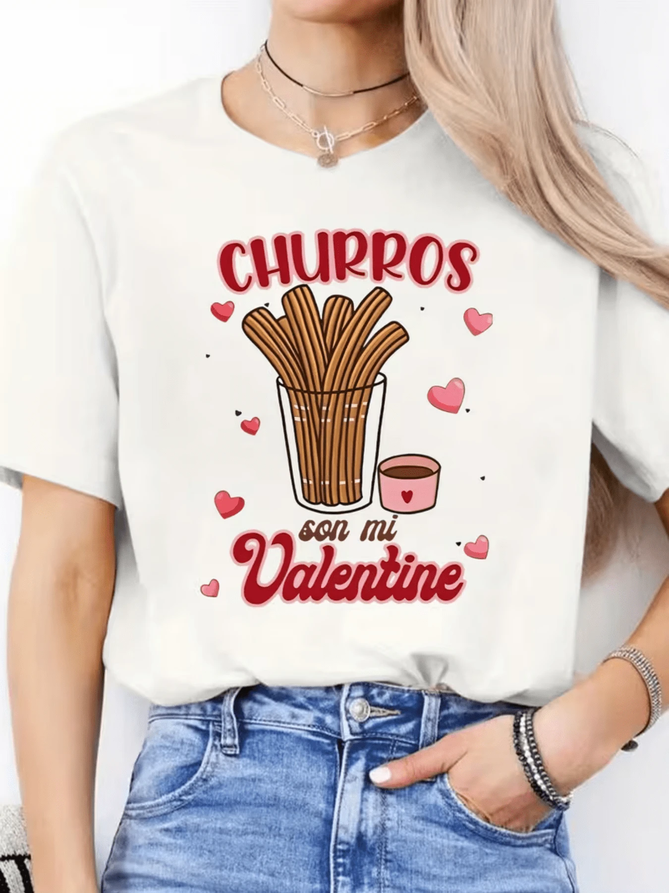 Vaso lleno de churros dorados que simbolizan la dulzura del amor rodeados de corazones rosados evocando ternura y alegría camiseta de mujer con mensaje romántico ideal para San Valentín - Blanco - Ver 1