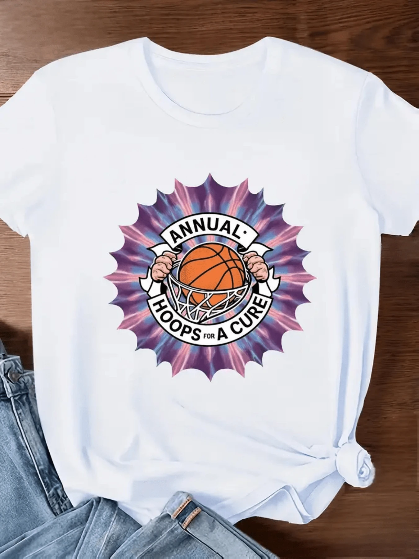 Hands Holding A Basketball Symbolizing Strength, Hope, And Unity In The Fight To Find A Cure, Surrounded By Purple Sparkles Inspired By Positive Energy. Women's Casual, Modern, Comfortable T-Shirt For Everyday Wear. - 白色 - 查看 1