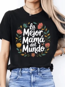 Frase con letras grandes rodeada de flores coloridas que simbolizan amor ternura y gratitud hacia una madre destacando su papel único y especial en la familia camiseta de mujer casual cómoda y con mensaje positivo - Negro - Ver 1