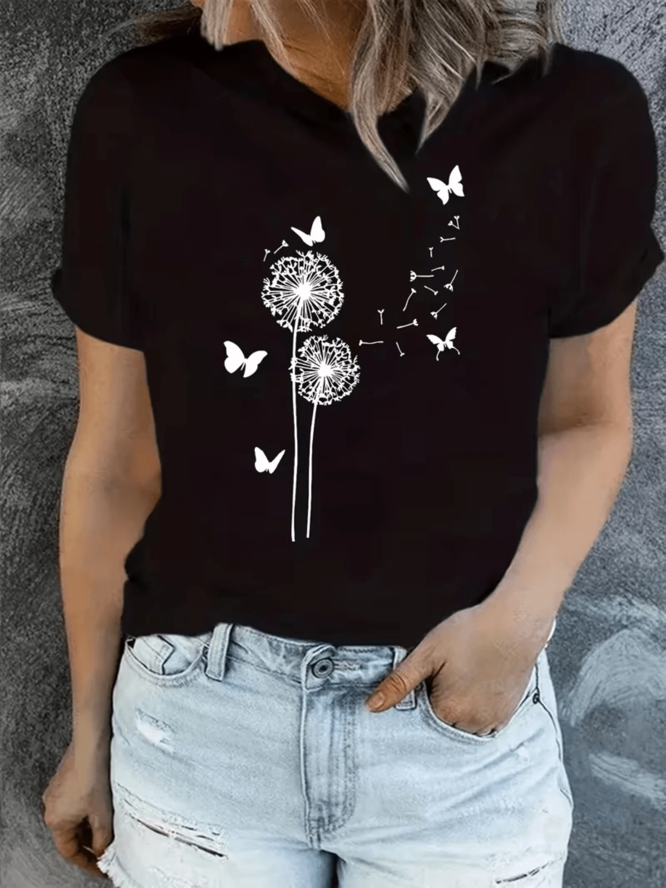 Dos flores de diente de león que se desvanecen con el viento rodeadas de mariposas simbolizan libertad esperanza y sueños que vuelan hacia nuevos comienzos camiseta de mujer casual cómoda para uso diario - Negro - Ver 1