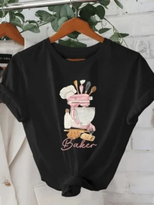 An Illustration Showing A Pink Mixer With Baking Utensils And Freshly Baked Bread Symbolizing A Passion For Baking And Artisanal Creativity. Women's T-Shirt With A Modern And Comfortable Print For Everyday Wear - 黑色 - 查看 6