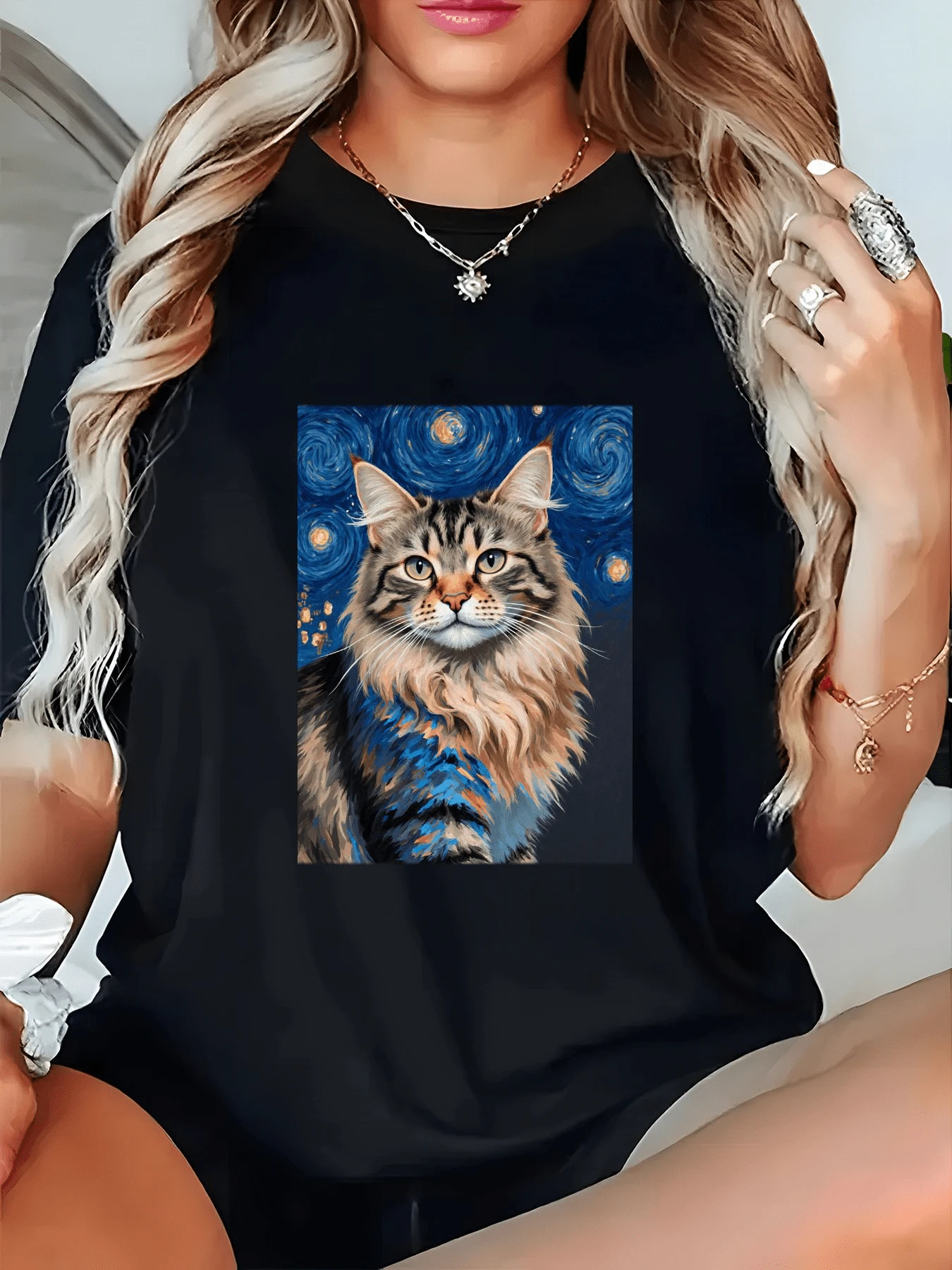 Gato de mirada profunda rodeado de un cielo estrellado que representa la calma y la conexión con el universo camiseta de mujer cómoda y elegante para uso diario - Negro - Ver 1