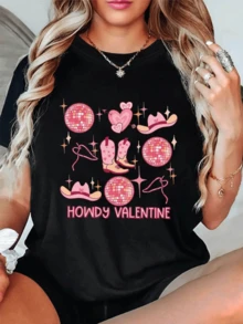 Pink Cowboy Hats, Hearts, And Disco Balls Symbolize Love And Festive Energy Under Bright Lights, Evoking The Free Spirit Of The Modern West. A Casual, Romantic, And Fun Women's T-Shirt. - 黑色 - 查看 1