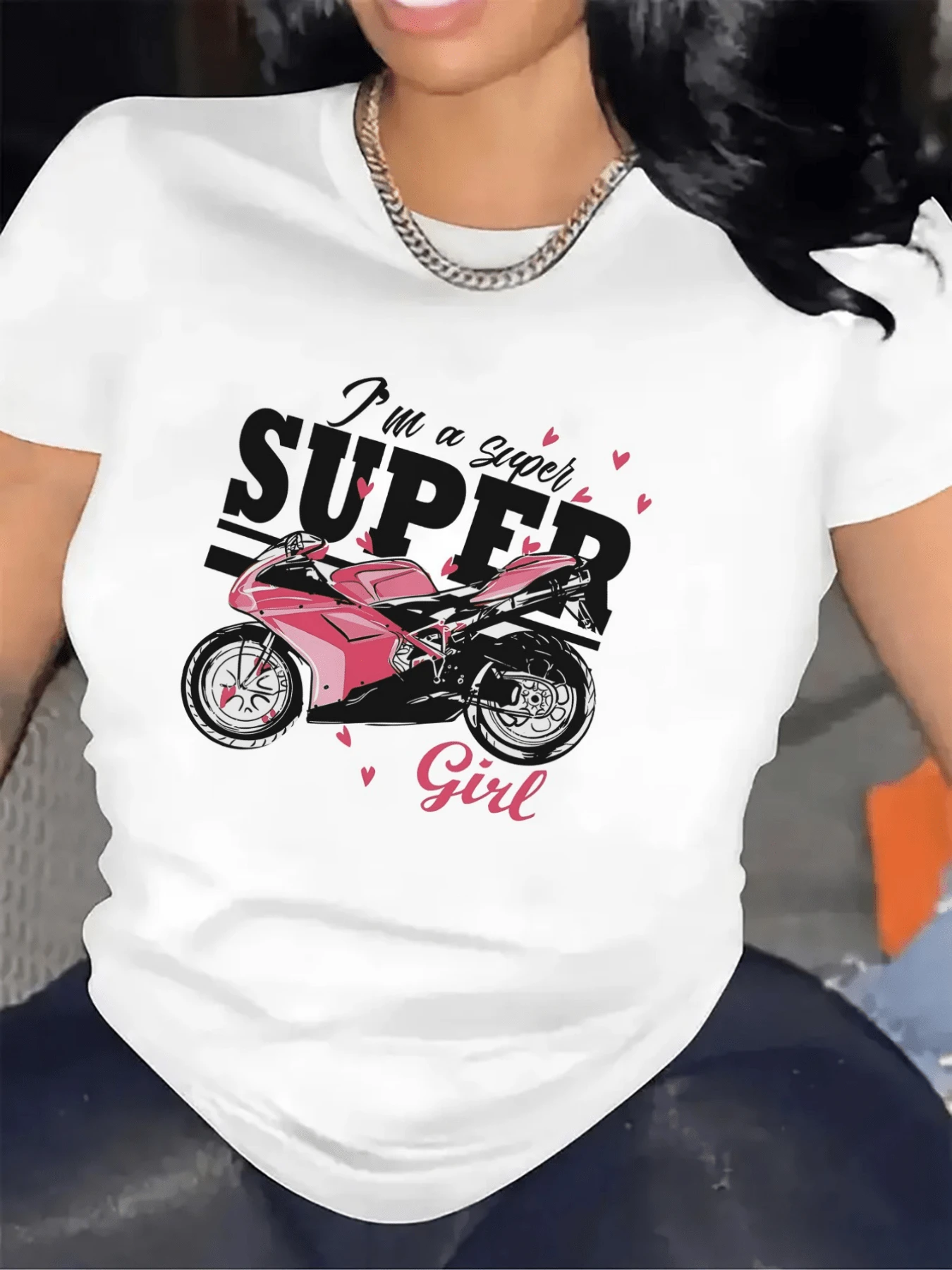 Motocicleta rosa con corazones que representa fuerza independencia y pasión femenina combinada con espíritu aventurero ideal para mujeres modernas camiseta de mujer casual atractiva para diario - Blanco - Ver 1