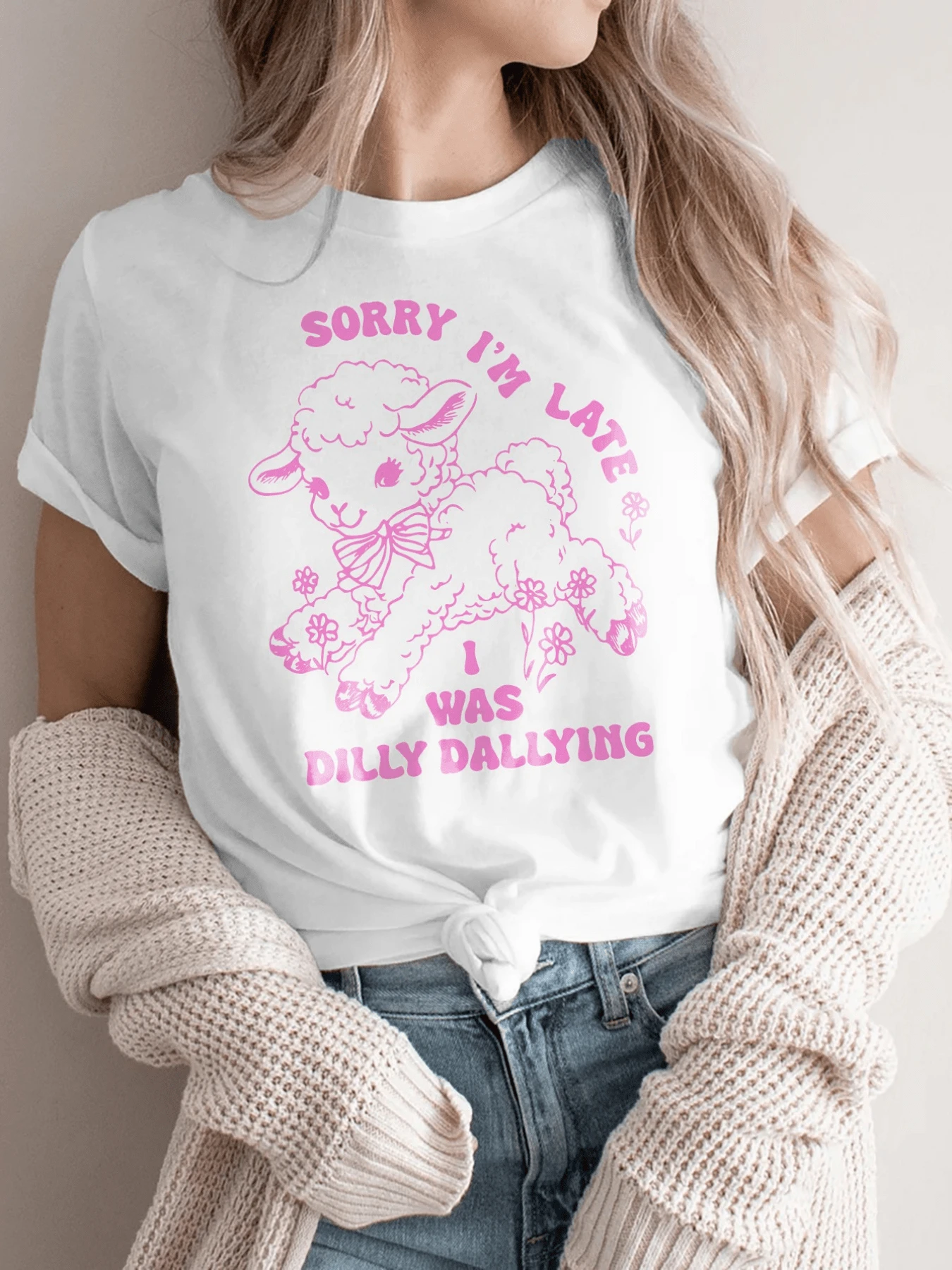 A Cute Little Pink Lamb Runs Among Flowers With A Playful Expression, Conveying Sweetness, Humor, And Youthful Joy-Ideal For Those Who Love Adorable And Fun. A Casual And Comfortable Women's T-Shirt. - 白色 - 查看 1