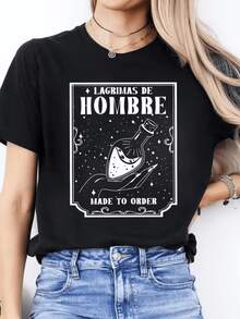 Botella mística sostenida por una mano en un cielo lleno de estrellas simboliza fuerza femenina y encanto moderno con frase inspiradora camiseta de mujer elegante casual cómoda para uso diario - Negro - Ver 1