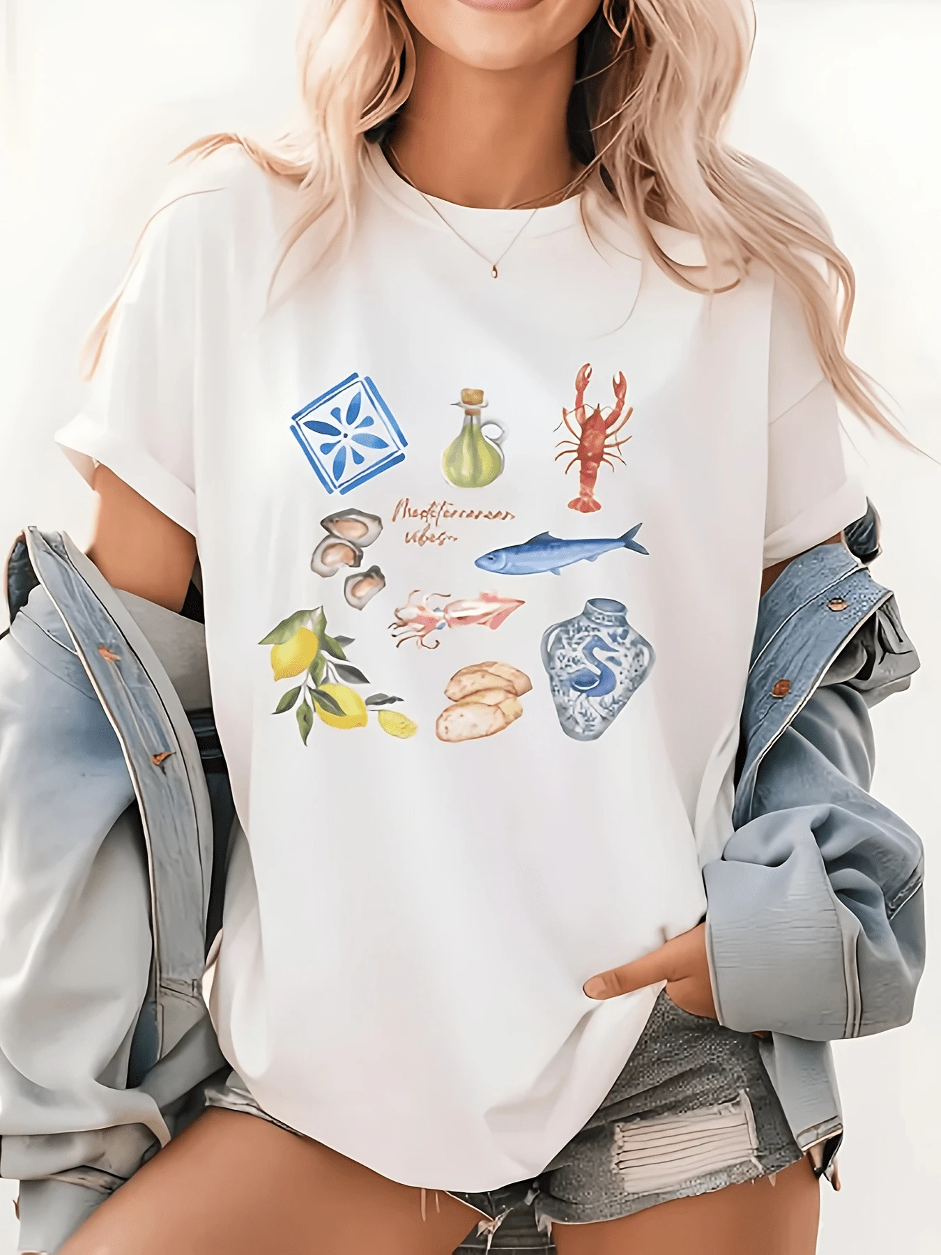 Symbols Of Mediterranean Charm With Elements Of The Sea, Lemons, Bread And Blue Ceramics Evoking Freshness And Tradition. Comfortable And Modern Women's T-Shirt For Summer - 白色 - 查看 1