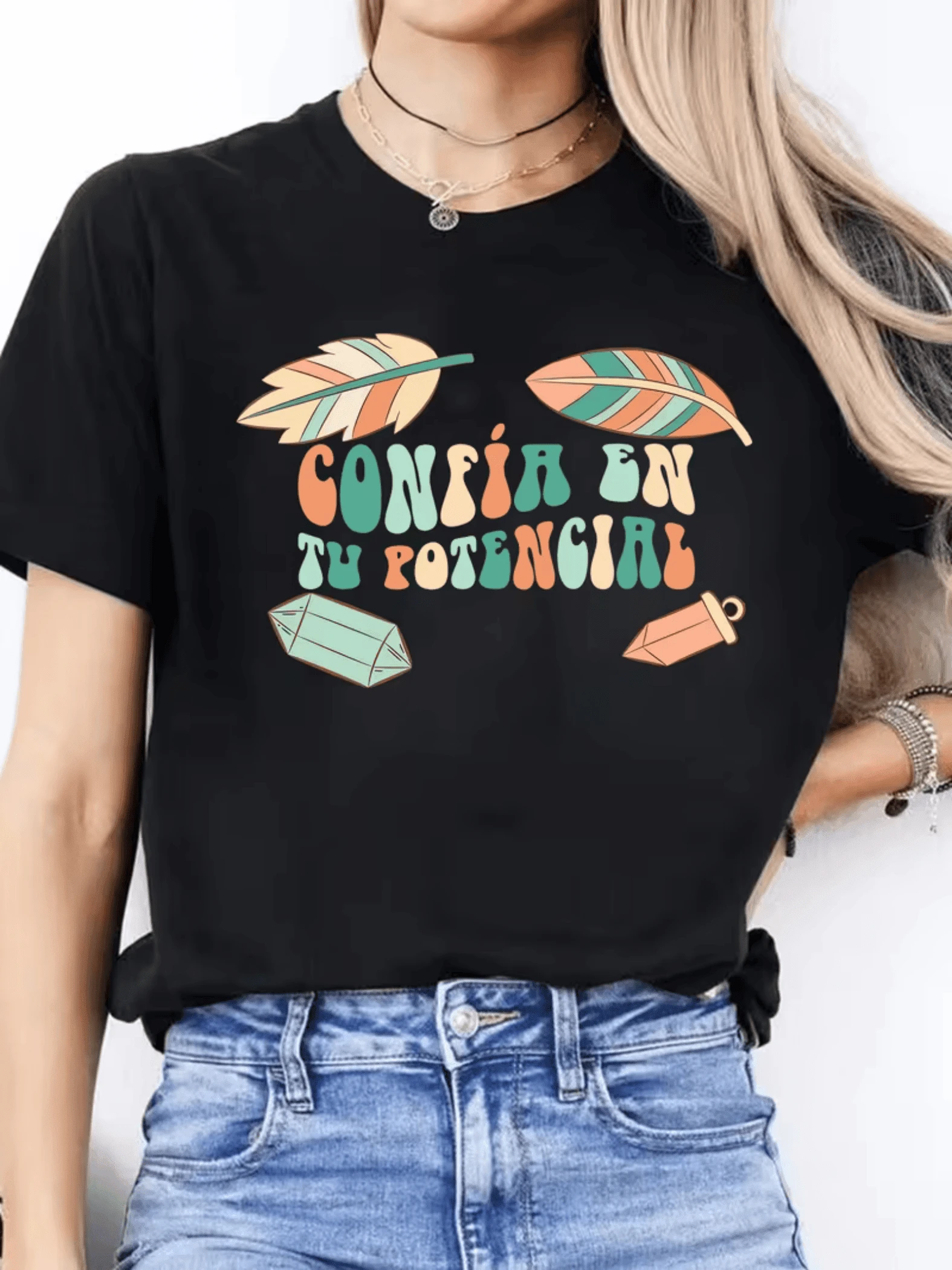 Colorful Feathers And Sparkling Crystals Convey Positive Energy And Messages Of Inner Confidence. Casual Women's T-Shirt With A Cheerful And Modern Motivational Phrase For Everyday Wear. - 黑色 - 查看 1