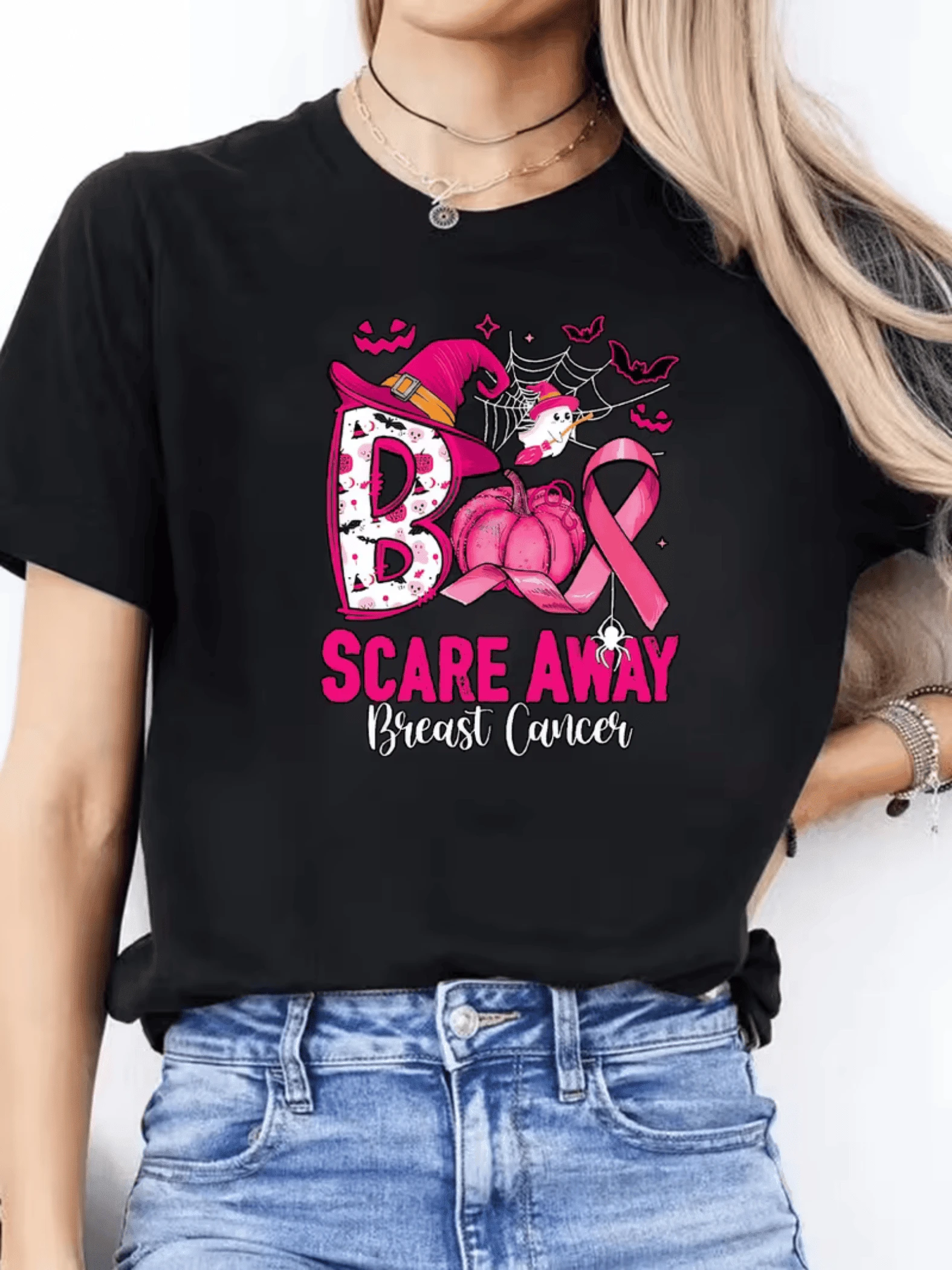 Símbolos de esperanza y valentía con sombrero de bruja calabaza rosa fantasmas y cinta de apoyo contra el cáncer de mama en tono festivo camiseta de mujer moderna cómoda y con mensaje inspirador - Negro - Ver 1