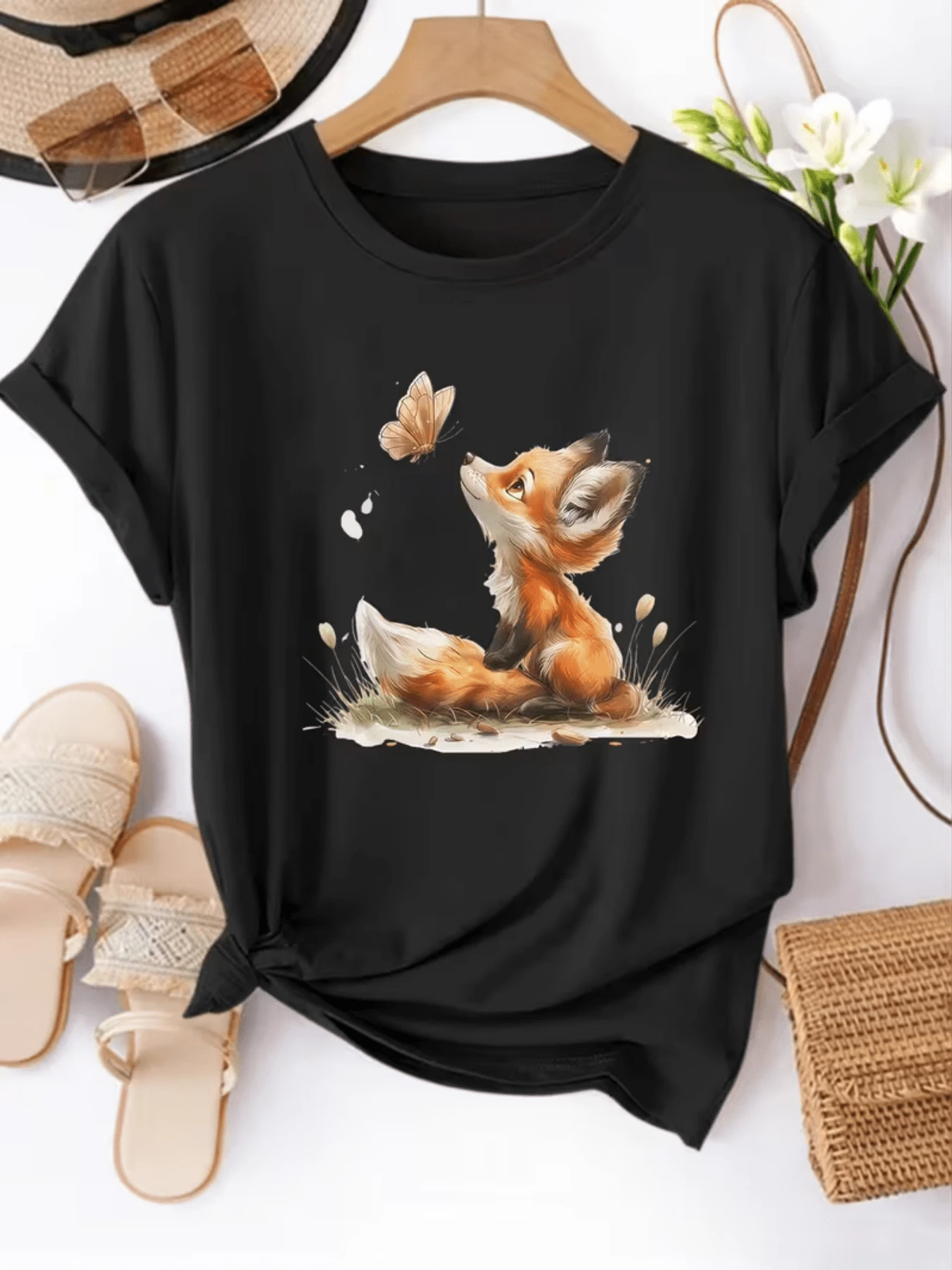 A Cute Fox Watching A Butterfly, Symbolizing The Purity Of Nature And The Connection Between Innocence And Freedom. A Comfortable, Casual Women's T-Shirt, Ideal For Everyday Wear. - 黑色 - 查看 1