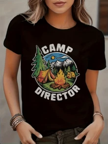 Paisaje de campamento con montañas al fondo árboles verdes fuego encendido bajo el cielo azul que simboliza conexión con la naturaleza aventura y libertad camiseta de mujer cómoda casual para actividades al aire libre - Negro - Ver 6