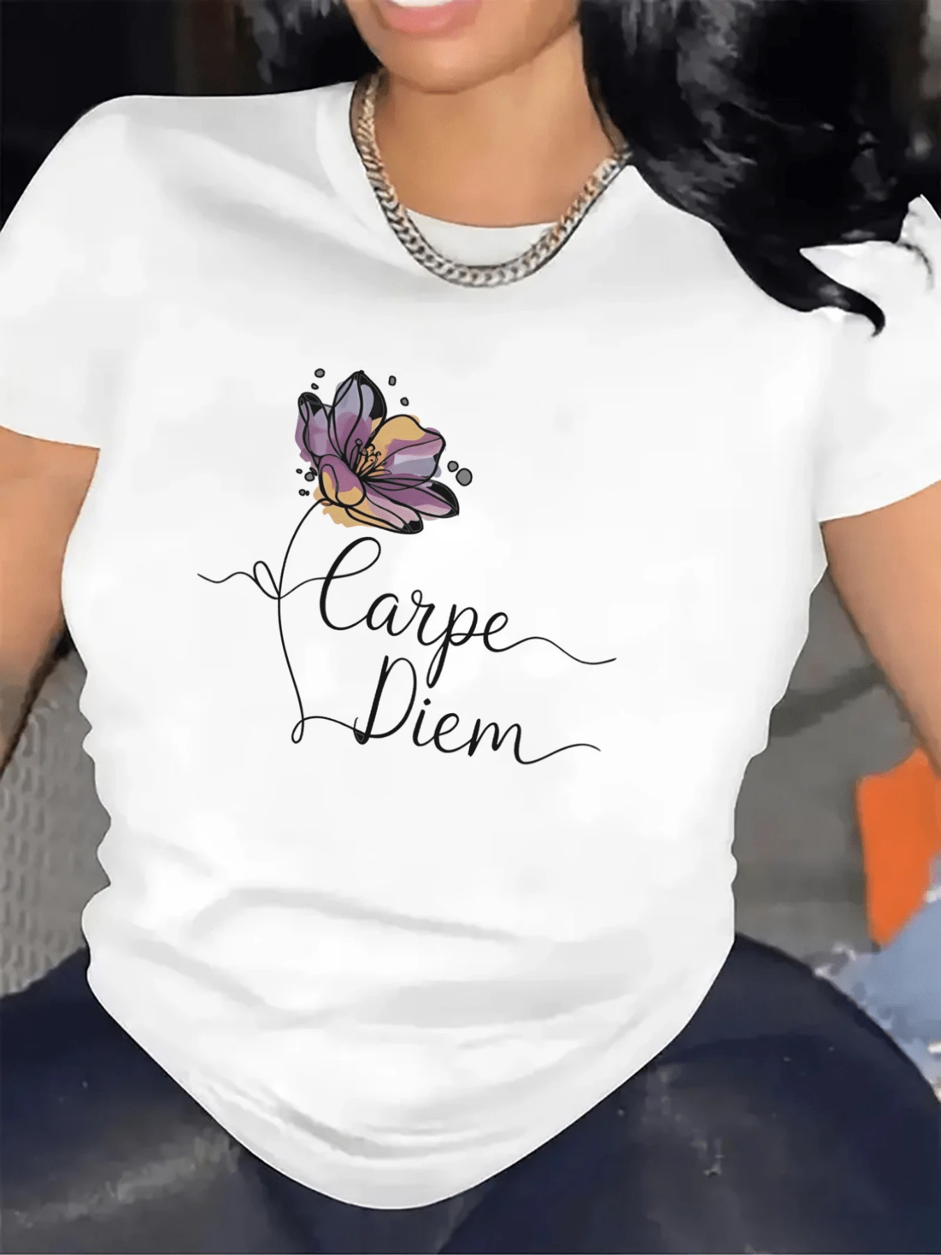Purple Flower With Delicate Petals Symbolizing Ephemeral Beauty And A Positive Attitude Towards Life, Inviting You To Seize Every Moment. Modern, Casual, Comfortable Women's T-Shirt For Everyday Wear. - 白色 - 查看 1