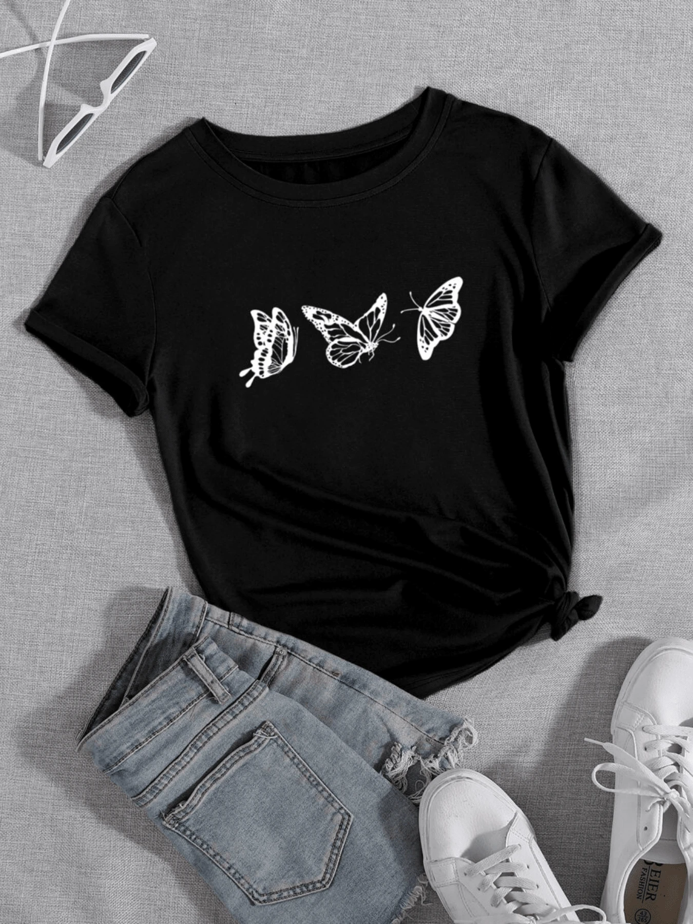 Tres mariposas blancas que simbolizan la libertad el cambio y la belleza natural extendiendo sus alas en vuelo armonioso camiseta de mujer casual cómoda moderna y versátil para uso diario - Negro - Ver 1