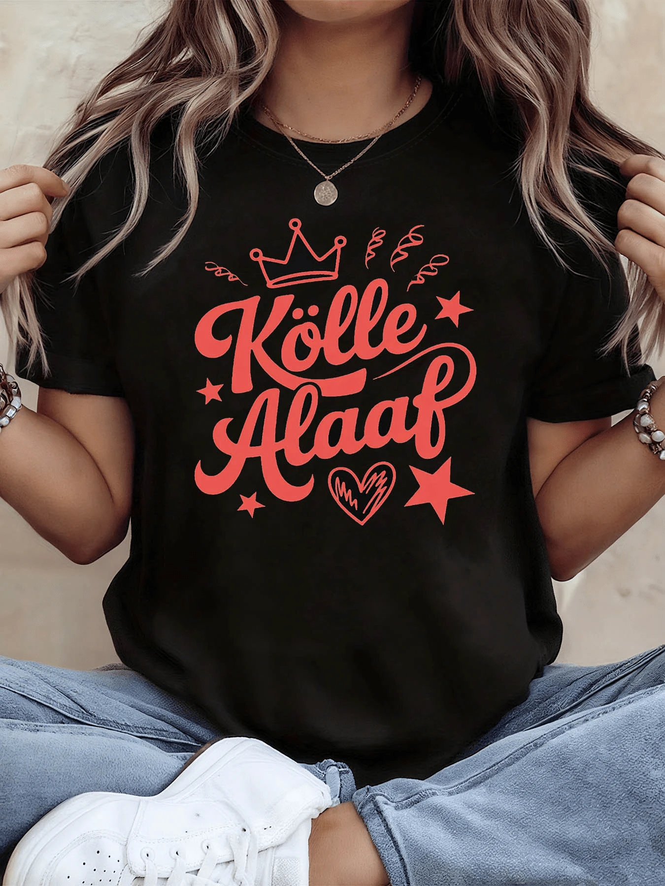 Heart Surrounded By Stars And A Crown Symbolizes Joy And Celebration In The Festive Cologne Style With Large Letters In Bright Red, Modern Casual Women's T-Shirt For Everyday Wear - 黑色 - 查看 1