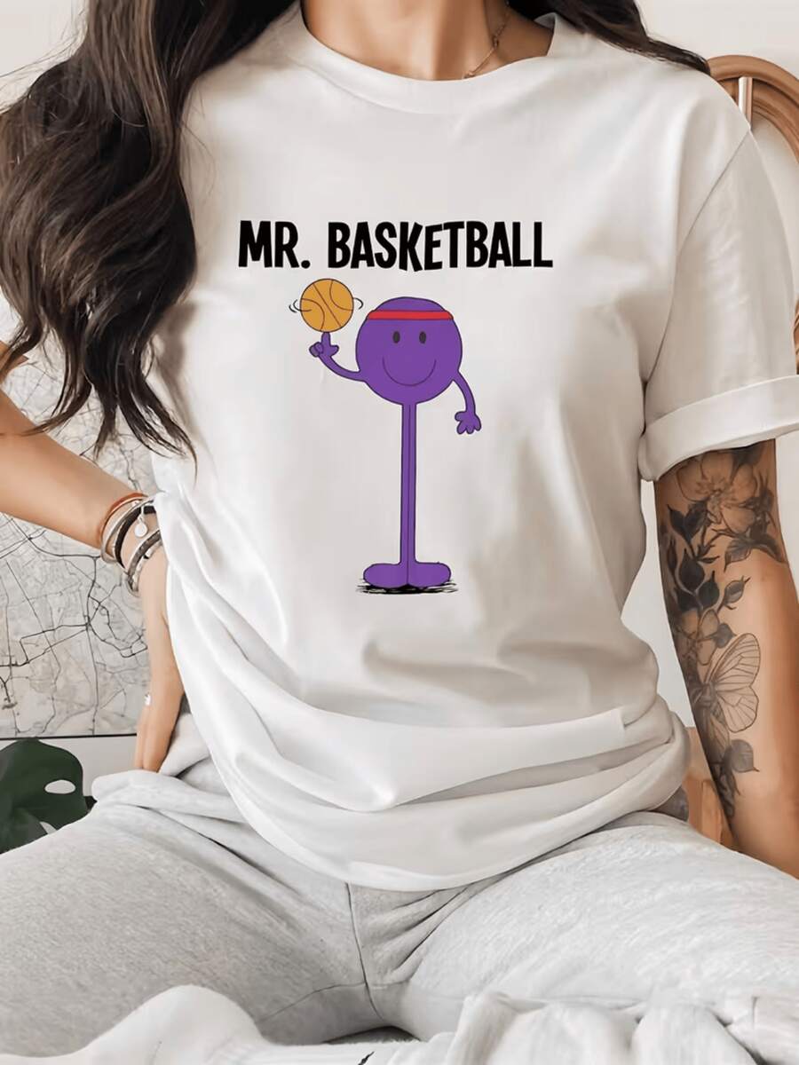 Figura alegre de personaje morado con cuerpo delgado sosteniendo un balón que transmite energía deportiva y diversión moderna camiseta de mujer casual cómoda para uso diario - Blanco - Ver 1