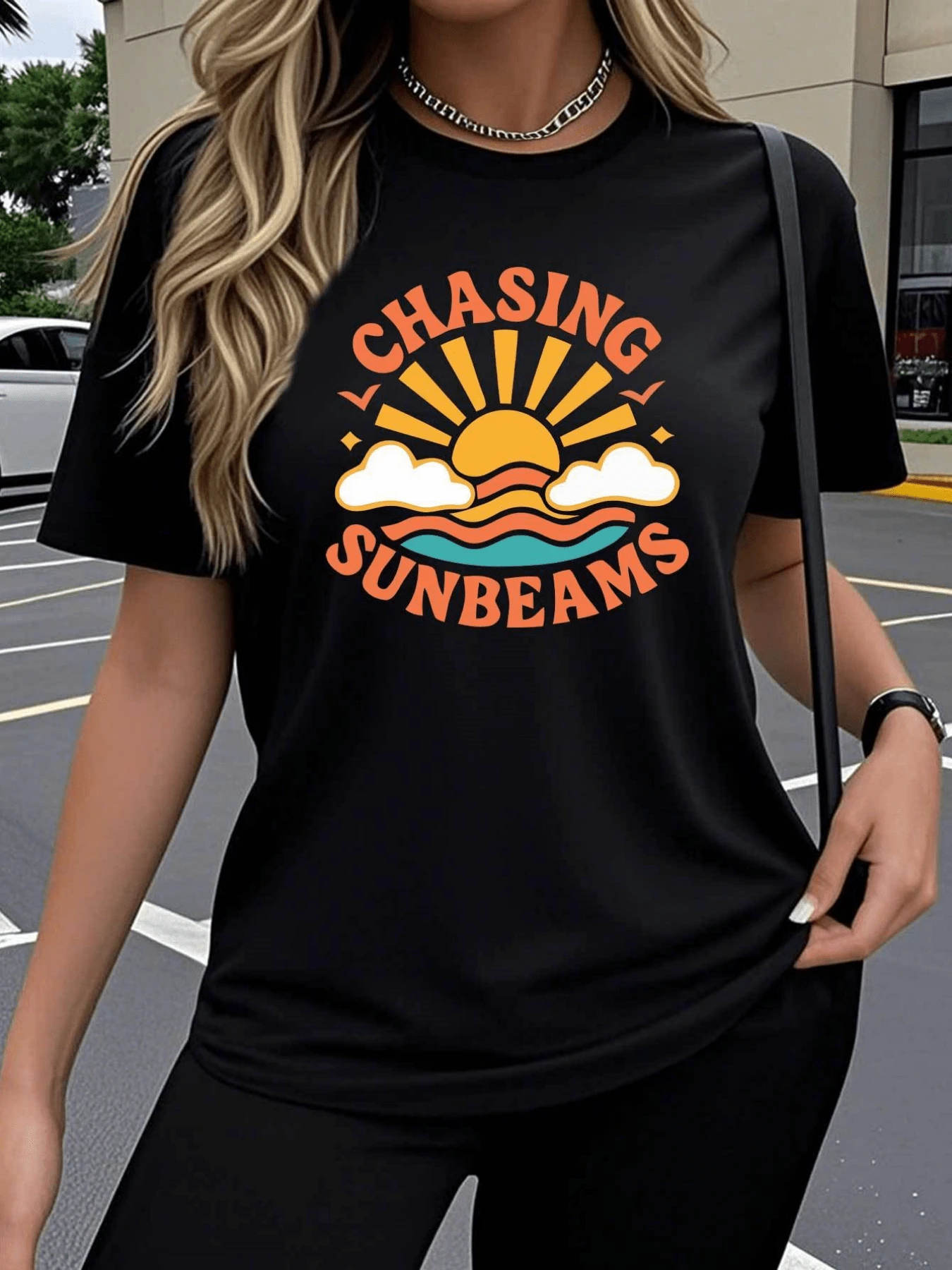 Radiant Sun Rising Over The Horizon With Flashes Of Warm Light Symbolizing Hope, Energy, And Freedom, Accompanied By Soft Clouds And Colorful Waves. Modern Casual Women's T-Shirt For Everyday Wear - 黑色 - 查看 1