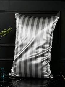 2件装奢华缎面枕套，柔软透气，抗皱，呵护秀发和肌肤，提升睡眠质量。枕套不含枕芯，奢华缎面材质，超级柔软透气，可机洗。是馈赠亲友和旅行的理想之选。信封式封口，凉爽舒适，高品质床上用品枕套，酒店级超柔软枕套，适用于标准双人床、加大双人床和单人床。 - 灰色 - 查看 3