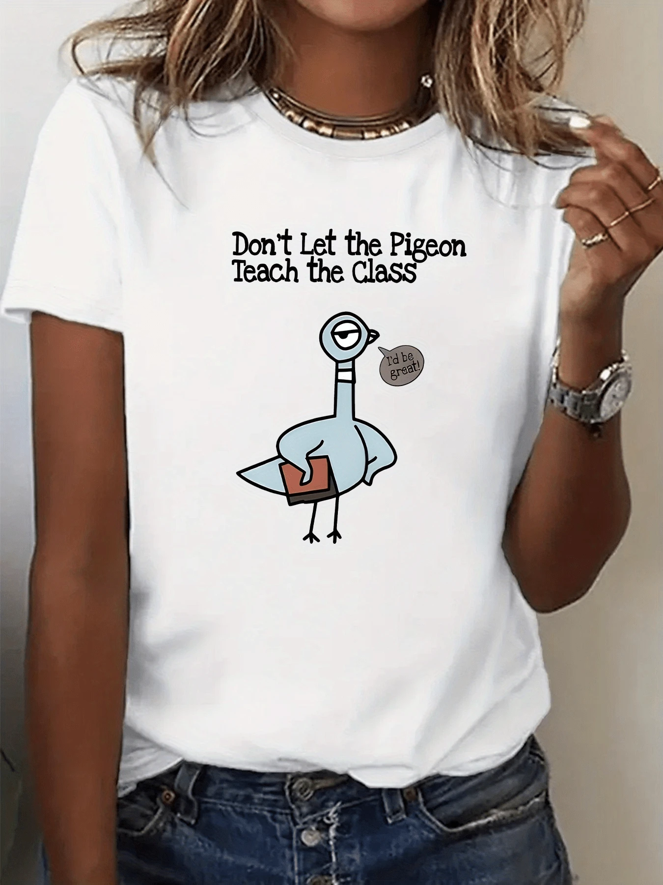 Paloma caricaturesca azul sosteniendo un libro transmitiendo humor escolar y energía divertida camiseta de mujer casual moderna para uso diario cómoda y atractiva - Blanco - Ver 1