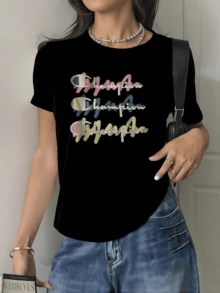 Colorful Strokes Symbolizing Energy, Confidence, And Movement, Reflecting Inner Feminine Strength. Women's T-Shirt With Modern Artistic Lettering And A Casual, Elegant Blurred Effect. - 黑色 - 查看 6