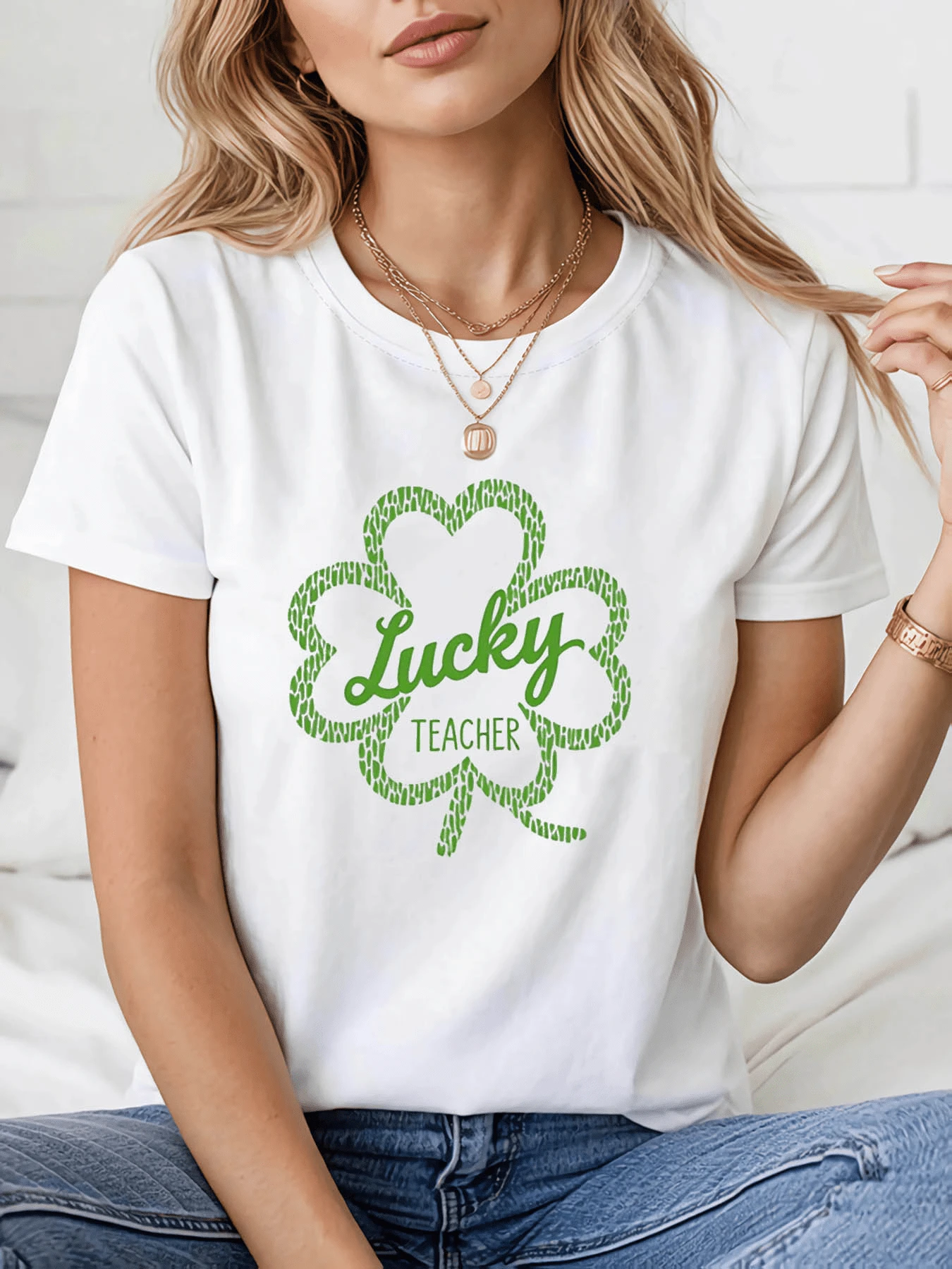 Green Clover Symbolizing Good Fortune And The Positive Spirit Of A Teacher Who Inspires Confidence And Joy Every Day. Comfortable White Casual Women's T-Shirt For Everyday Wear. - 白色 - 查看 1