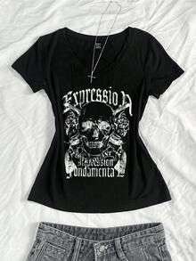 Skull Surrounded By Roses Symbolizing Inner Strength And Resilience In The Face Of Challenges. Modern Women's T-Shirt With A V-Neck And Elegant Urban Style. - 黑色 - 查看 8