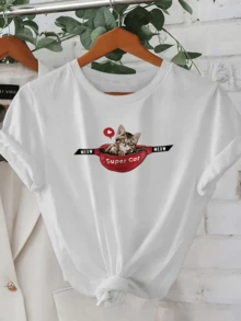 Un adorable gato con mirada curiosa dentro de una taza roja con la palabra Super Cat y pequeños textos Meow que transmiten ternura y diversión camiseta de mujer casual de manga corta cómoda y moderna - Blanco - Ver 1