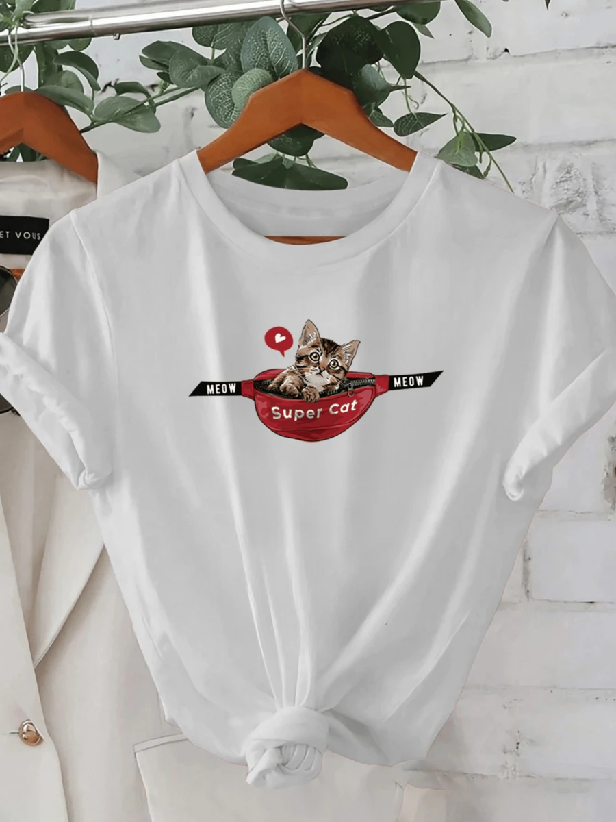 Un adorable gato con mirada curiosa dentro de una taza roja con la palabra Super Cat y pequeños textos Meow que transmiten ternura y diversión camiseta de mujer casual de manga corta cómoda y moderna - Blanco - Ver 1