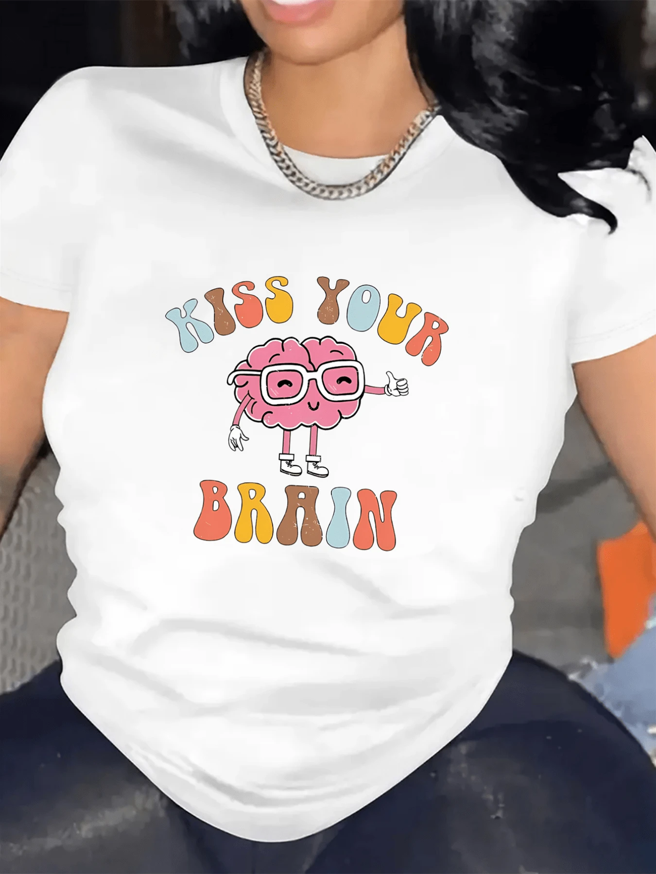 Smiling Brain With Oversized Glasses Giving A Thumbs-Up And Conveying A Message Of Self-Love And Joy. Colorful, Comfortable Casual Women's T-Shirt For Everyday Wear. - 白色 - 查看 1